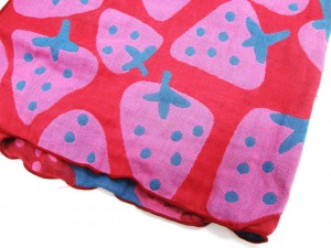 イチゴ模様のスカーフ